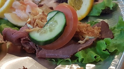 Smørrebrød Roastbeef m. dansk remoulade, peberod og stegte løg