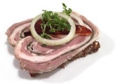 Smørrebrød Rullepølse med løg og sky